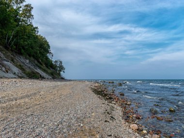 sığ Baltık Denizi kıyısında dik banka, kumtaşı çıkıntıları, Zelenogradsk, Rusya