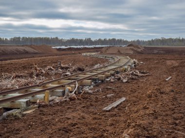 turba bataklık Zilaiskalns, Latvija demiryolu rayları ile sonbahar manzara