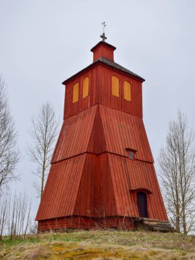 İskandinav tarzı kırmızı çok eski ahşap ev, ahşap kiremit çatı ile resim