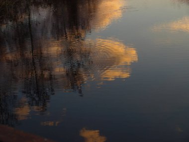 su, dokular için uygun soyut ve renkli gökyüzü yansımaları ile resim
