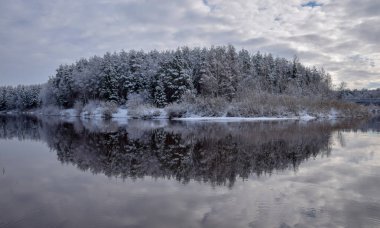 güzel nehir kış günü görünümü, karlı ağaçlar, birçok bulutlar, güzel yansımaları, sakin nehir suyu, Gauja nehri, Valmiera, Letonya