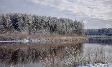 güzel nehir kış günü görünümü, karlı ağaçlar, birçok bulutlar, güzel yansımaları, sakin nehir suyu, Gauja nehri, Valmiera, Letonya