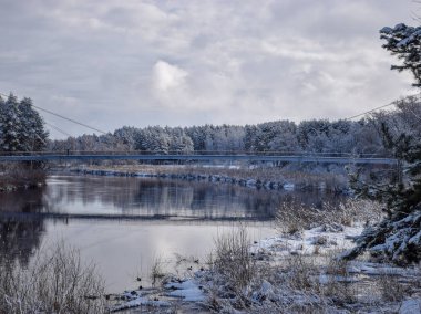güzel nehir kış günü görünümü, karlı ağaçlar, birçok bulutlar, güzel yansımaları, sakin nehir suyu, Gauja nehri, Valmiera, Letonya