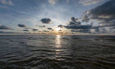 Bataklık manzara , sonbahar sabahı küçük bir orman gölü ve bataklık üzerinde sis ile sabah manzara, don, güzel yansımaları, Driskina gölü, Raiskums bucak, Letonya