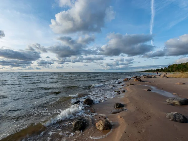 Морський Пейзаж Море Камінням Травою Світла Перед Заходом Сонця Тихим — стокове фото
