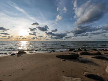 gün batımından önce taş ve ışık çim ile deniz manzarası görüntü, sessiz deniz. baltık denizi, Tuja beatch, Letonya