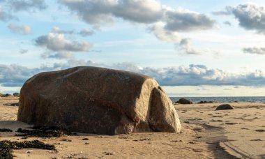 gün batımından önce taş ve ışık çim ile deniz manzarası görüntü, sessiz deniz. baltık denizi, Tuja beatch, Letonya