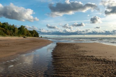 gün batımından önce bulutlu gökyüzü ile deniz manzarası görüntü, gün batımından önce ışık taşları, güzel güneşli gün ve sessiz deniz. baltık denizi, Tuja beatch, Letonya