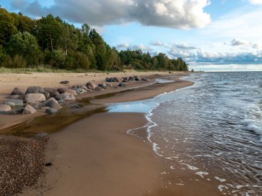 gün batımından önce bulutlu gökyüzü ile deniz manzarası görüntü, gün batımından önce ışık taşları, güzel güneşli gün ve sessiz deniz. baltık denizi, Tuja beatch, Letonya