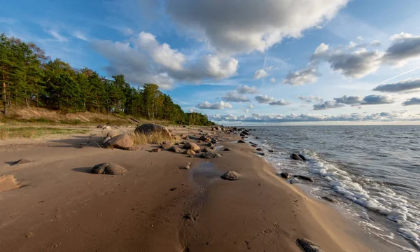 Морський Пейзаж Зображення Моря Хмарним Небом Перед Заходом Сонця Камінням — стокове фото