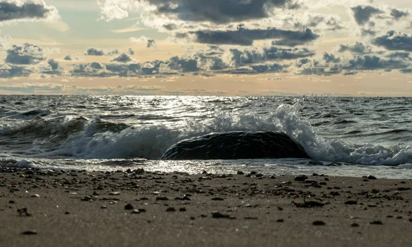 海景图像的大海与石头和草的光在日落前 安静的大海 波罗的海 图亚比施 拉脱维亚 — 图库照片