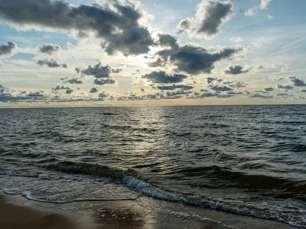 Θαλασσινή Εικόνα Της Θάλασσας Συννεφιασμένο Ουρανό Πριν Από Ηλιοβασίλεμα Πέτρες — Φωτογραφία Αρχείου