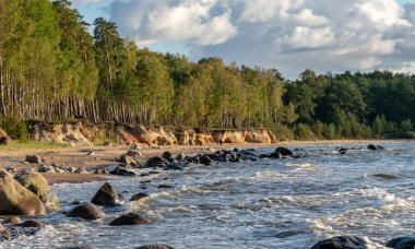 akşam ışık kumtaşı uçurum ile manzara, deniz kıyısı, Veczemju clifts, Letonya