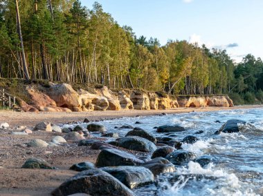 akşam ışık kumtaşı uçurum ile manzara, deniz kıyısı, Veczemju clifts, Letonya