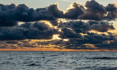 gün batımı manzara, deniz manzarası, kara bulutlar, renkli gökyüzü