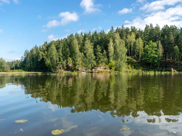 图片俯瞰湖在一个阳光明媚的夏日 天空和树木在水面上的反射 — 图库照片