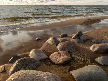 taşlı deniz kıyısında gün batımı manzara, sonbahar
