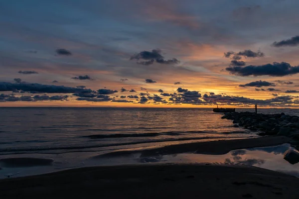 美丽的摄影与日落的海边 黑色的码头剪影 美丽多彩的天空 — 图库照片