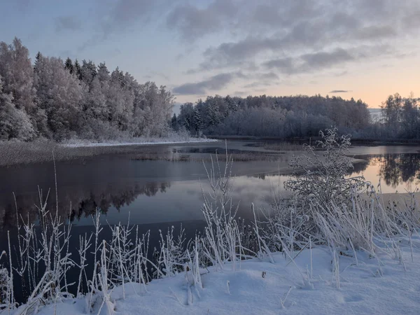 Paisaje Invernal Con Árboles Cubiertos Nieve Hermoso Lago Resplandor — Foto de Stock