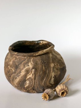 açık bir arka plan üzerinde iki renkli kil pot ile resim