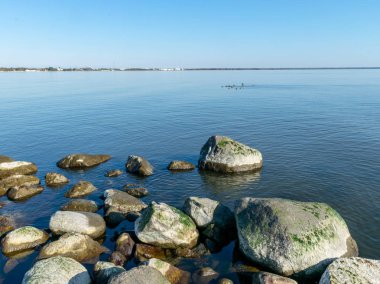 taşlar ile güzel deniz manzarası, deniz tarafından sakin sonbahar günü