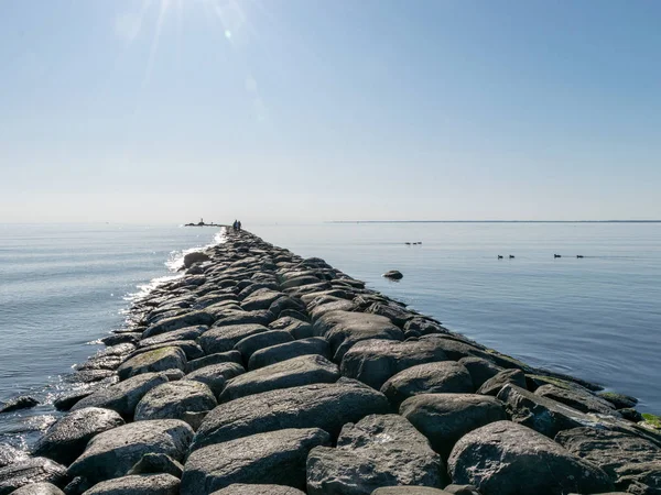 Hermosa Roca Rompeolas Mar Tranquilo Bahía Prnu Estonia —  Fotos de Stock