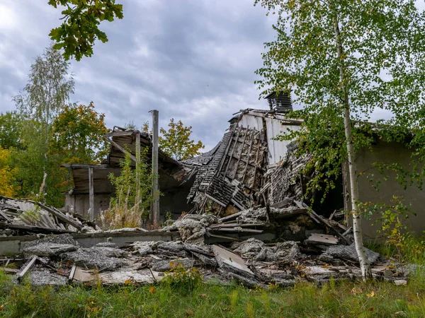 Paisaje Otoño Con Demolición Del Edificio Edificio Destruido Rodeado Árboles — Foto de Stock