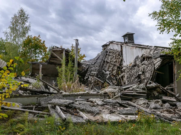 Paisaje Otoño Con Demolición Del Edificio Edificio Destruido Rodeado Árboles — Foto de Stock