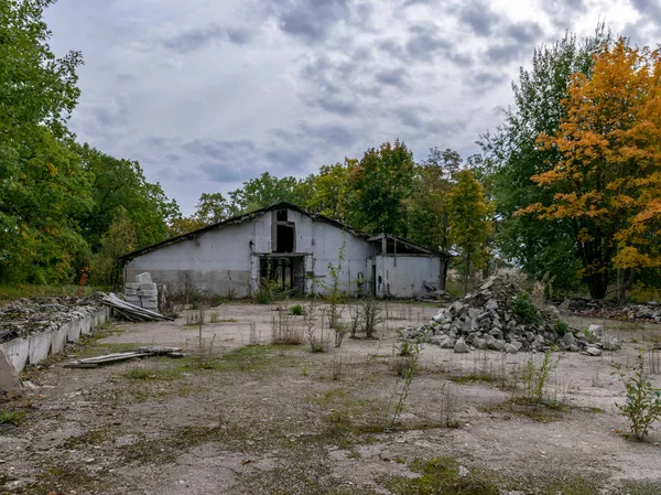 Paisaje Otoño Con Demolición Del Edificio Edificio Destruido Rodeado Árboles — Foto de Stock