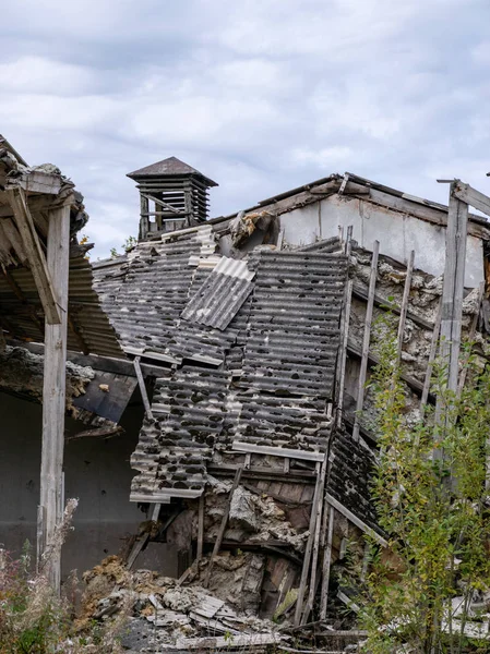 Paisaje Otoño Con Demolición Del Edificio Edificio Destruido Rodeado Árboles — Foto de Stock