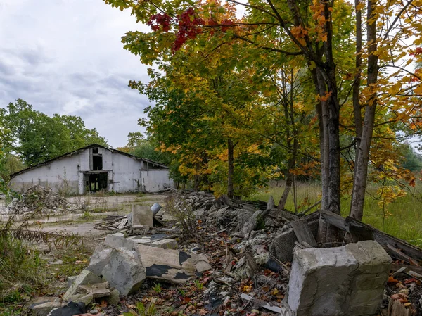 Herfst Landschap Met Sloop Van Het Gebouw Vernietigd Gebouw Omgeven — Stockfoto