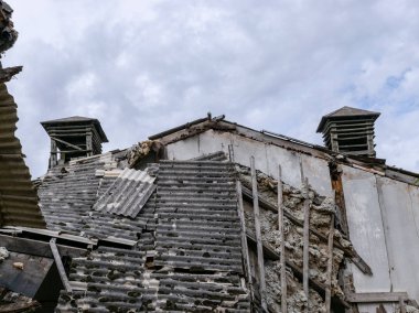 binanın yıkılması ile sonbahar manzara, yıkılan bina