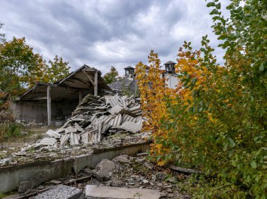 binanın yıkılması ile sonbahar manzara, yıkılan bina