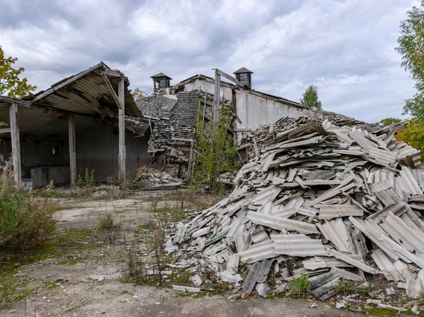 Herfst Landschap Met Sloop Van Het Gebouw Vernietigd Gebouw — Stockfoto