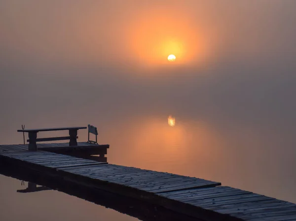 Fantastique Lac Brumeux Lumière Soleil Fond Complètement Flou Image Brouillard — Photo