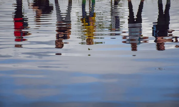 Пейзаж Красивыми Человеческими Отражениями Болотном Озере — стоковое фото