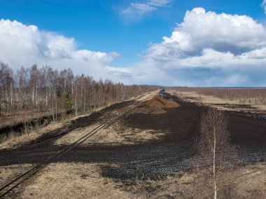 Bataklıkta demiryolu rayları olan manzara, turba çıkarma bataklığı.