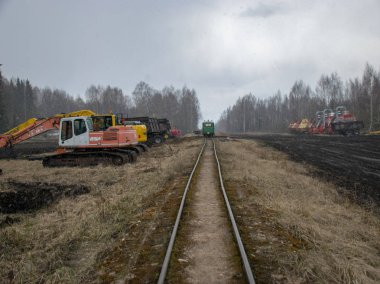 Bataklıkta demiryolu rayları olan manzara, turba çıkarma bataklığı.
