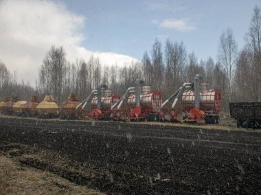Bataklıkta demiryolu rayları olan manzara, turba çıkarma bataklığı.