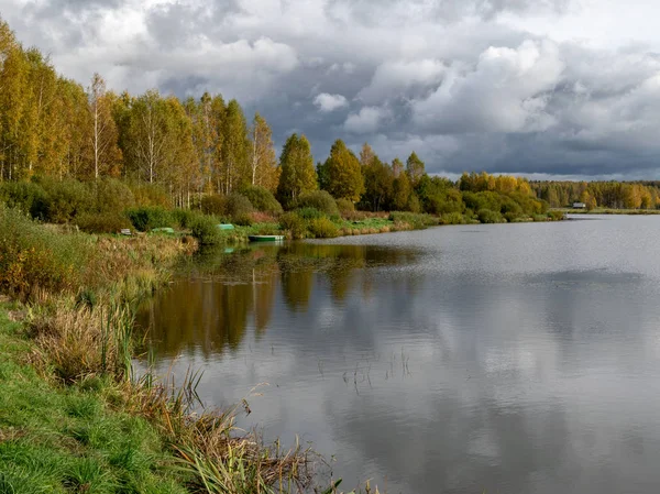 Underbart Höstlandskap Med Vackra Och Färgglada Träd Vid Älven Vackra — Stockfoto