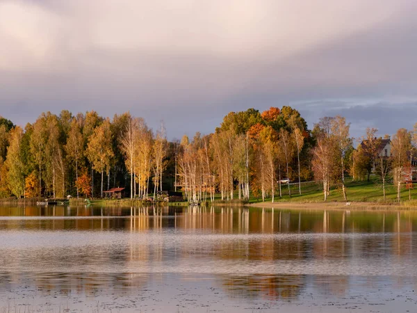 水によって美しくカラフルな木々と素晴らしい秋の風景 水の中の美しい反射 — ストック写真