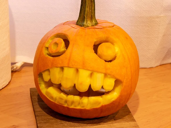 Foto Uma Abóbora Feliz Com Dentes Grandes Esculpidos Para Halloween — Fotografia de Stock