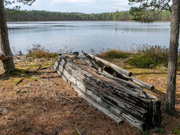 Paisaje Con Lago Bosque Tranquilo Barco Madera Orilla Banco Pescadores —  Fotos de Stock