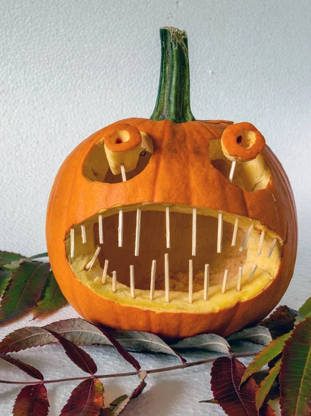 Gruselig Geschnitzter Kürbis Mit Scharfen Zähnen Auf Herbstblättern Passend Halloween — Stockfoto