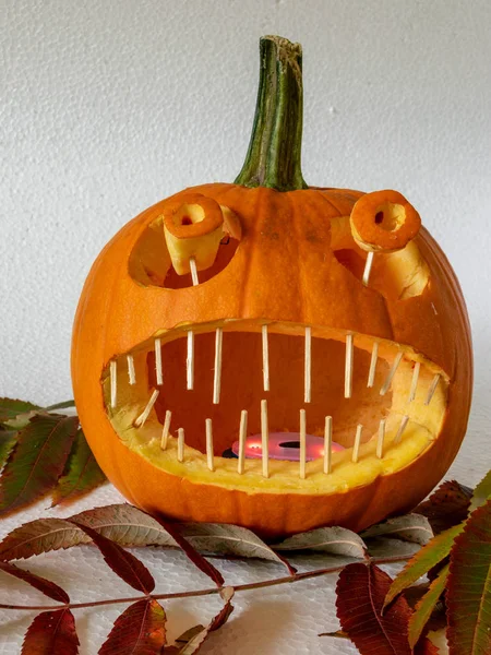 Abóbora Esculpida Assustador Com Dentes Afiados Folhas Outono Adequado Para — Fotografia de Stock
