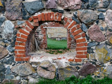 Yuvarlak pencereli eski taş bina, sonbahar
