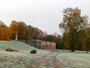 Yuvarlak pencereli eski taş bina, sonbahar