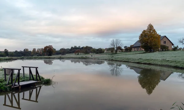 Fría Hermosa Mañana Otoño Estanque Tranquilo Hermosos Reflejos Agua Otoño —  Fotos de Stock