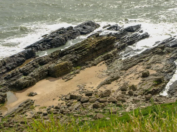 岩場の海岸と岩の多い風景 — ストック写真