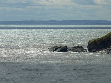 Kayalık sahili olan kayalık bir arazi.